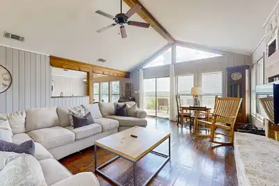 Image de Spacious lakefront hideaway with decks, grill, billiards, tennis & pool