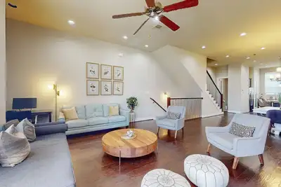 Image de Washington Corridor All-Suite w/ 2-Car Garage, Balcony & Gourmet Kitchen