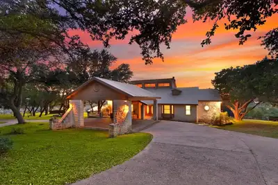 Image de Regal riverfront home with 2 cabins - 2 miles to marina