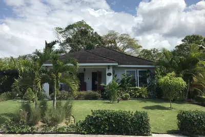 Sweet Oasis - gated with 24/hr security/ swimming pool/ free access to beach