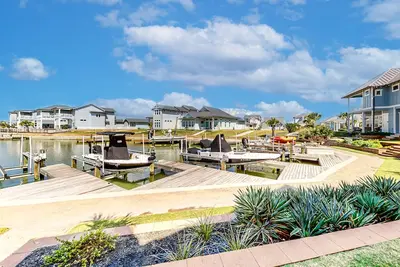 Image de Bright waterfront villa with pool, boat slip, patio & balcony in gated community