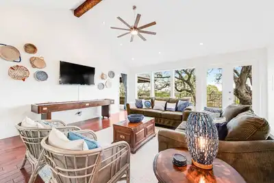 Image de Natural cliffside oasis with impressive views, gas fireplace