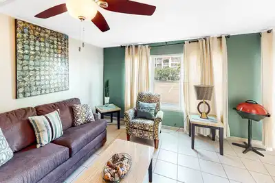 Image de Snowbird-friendly Gulf getaway with pool & spa - steps to the sand & waterpark