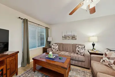 Image de Stylish & Spacious Condo with Pool, Spa & Gym | Minutes to Golf