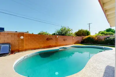 Dog-friendly house with retro feel, pool, fireplace & patio - snowbirds welcome