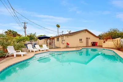 Dog-friendly house with pool, firepit, and gas grill - quiet neighborhood