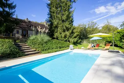 Image de Maison spacieuse à Montignac avec piscine privée et animaux admis