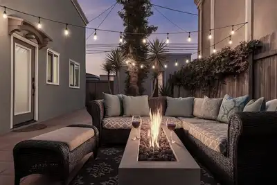 Relax! Spacious family home, 1/2 block to water, dogs + beach gear, huge patio!