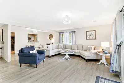 Image de Private newly updated end unit with community pool, minutes from the beach!