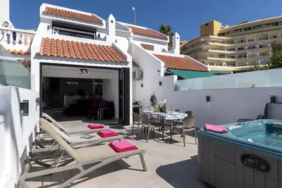 Image de Modern 3 Bedroom Villa. Hot Tub. Swimming Pool