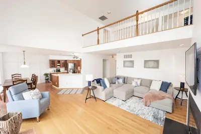 Image de Luxe Waterside Escape with Pool & Hot Tub