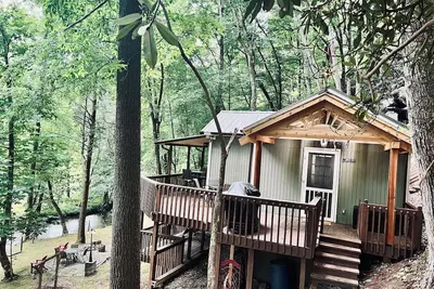 Image de Secluded Creekside Cabin in Morganton near Linville Gorge - hot tub
