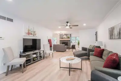 Image de East Side Emerald - Incredible Location! Pool Table, Fire Pit, 2k