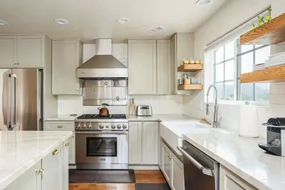 Image de Family Retreat | Stunning Views | Modern Amenities