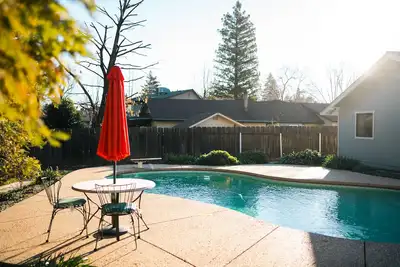 Image de Enjoy a Hot Tub and a Pool at our Redding House Retreat