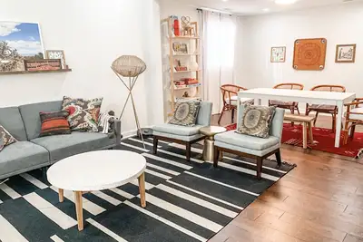 Image de Spacious, updated and centrally located 4bed/2bath