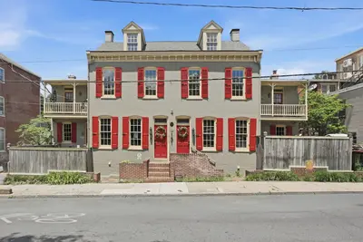 Image de Historic 8 Bedroom Luxury Retreat - Hot Tub - Sleeps 20+ - Walk Downtown