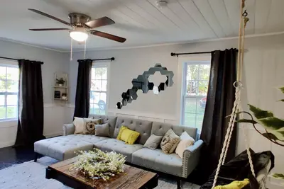 Image de Honeycomb Haven, 1 Mile to Downtown Thomasville, Patio and Porch, 2 Bedroom Home