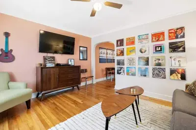 Image de Retro 1br for 4 w/ King Bed near Music/Bbq Fest! !
