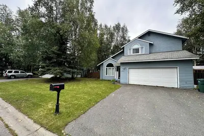 Image de 3-bedroom, 2. 5-bath home with nearly 1, 900 sq. ft. in desirable Sand Lake.