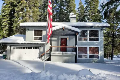 Image de New Listing! Perfect location around the corner from Rec 2 in Lacc!