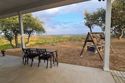 Image de Cozy hilltop guesthouse at Barkspin Oaks Ranch. Beautiful views!