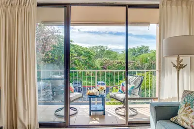 Image de Fresh and vibrant condo with lush garden views