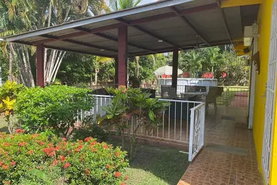 Image de Charming house with pool minutes from the beach!