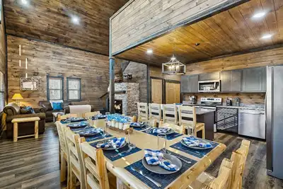 Image de Family-Friendly Private 6 Br Cabin with Hot Tub, Game Room, Theater and Fire Pit
