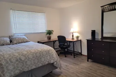 Image de ✅️ Minutes to Rogers Place✅️ 124 Street Arts District ✅️Shops✅️Free Parking+WiFi