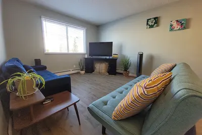 Image de Minutes to Rogers Place✅️Queen-twin-foldout✅  124 Street Arts District✅️ Central