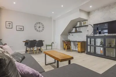 Image de Minimalisme avant-gardiste avec 1 Lit de haute qualité - Wifi - parking