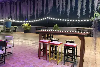 Image de In the middle of it all and yet on the beach