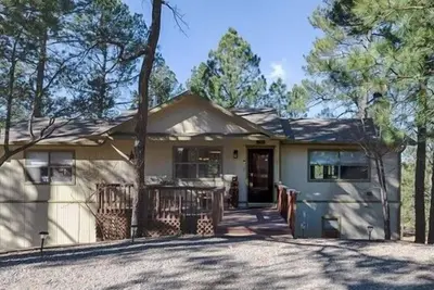 Image de Buendia Cabin – Relax in the Hot Tub, Play in the Game Room, Stream with Fast Wi-Fi