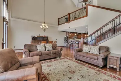 Image de Near Sdc: Penthouse Condo with Grand Master Bedroom, Community Pool & Free Tickets