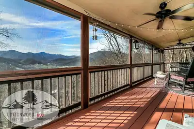 Image de Dee's Cozy Cottage w Hot Tub, Mtn Views, Fireplace