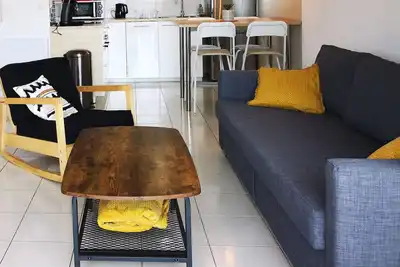 Image de T2 entièrement rénové, moderne et élégant Tout équipé Lieu calme Parking gratuit