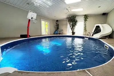 Image de Large 5 Bed Family Home w/ Indoor Swimming Pool!