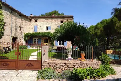Image de Mas contadin en Provence entre vignes et vergers d'oliviers
