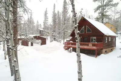 Image de 3-Level Spacious Cabin w/ Pool Table, Foosball, Close to Terry Peak & Skiing
