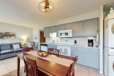 Image de Single-level condo w/ screened patio & pond views-Dogs Welcome