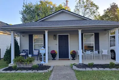 Image de Totally renovated downtown home walk to all