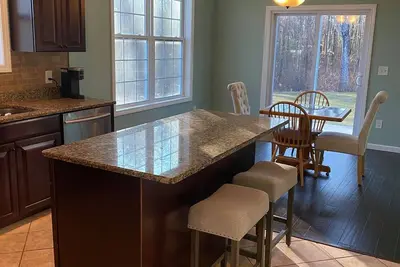 Image de Quiet 3 Br 1. 5 Bath Duplex Near 5 Colleges, Connecticut River, and Hiking Trails