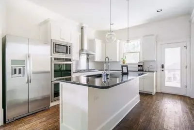 Image de \"Bishop Arts Retreat\" - extended outdoor living space!