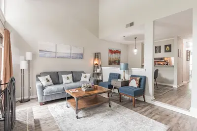 Image de Modern Spacious 2br w/ King Bed & Private Patio (So Clt)
