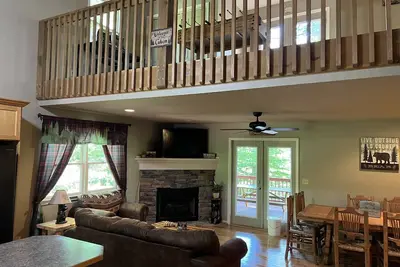 Image de Cozy Coosawatee Cabin on top of Eagle Mountain with hot tub, fire pit and fun! !