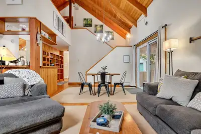 Image de 5Br Waterfront. . . Paddle boat and kayaks!