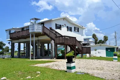 Image de Beautiful 4 bedroom, 3 bath house on the main canal at Keaton Beach Florida.