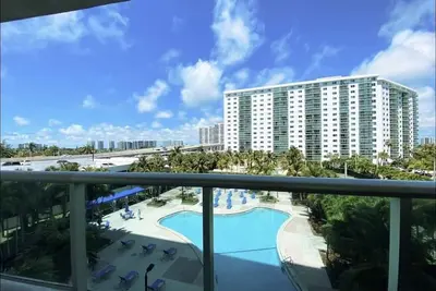 Image de Building located across road from the ocean! ! !