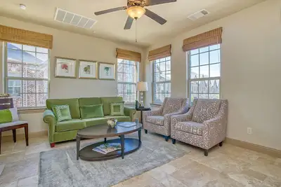 Image de Comfort, Beauty & the Coolest Spot in Town - Shops@Legacy! 3Bdrm/Media Rm